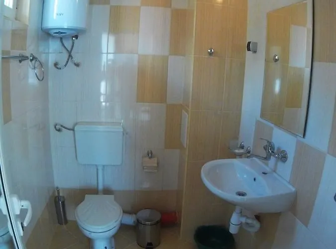 ホテル Aia Kavatsi 2*