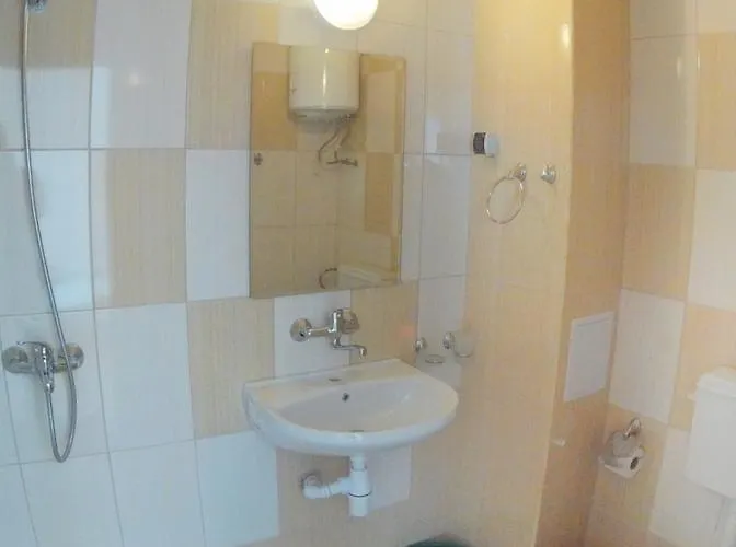 ホテル Aia Kavatsi 2*